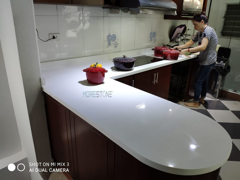 Tủ bếp chữ L được thiết kế đơn giản nhưng vẫn gây ấn tượng với mọi người. Nó giúp các mẹ nội trợ có động lực để chuẩn bị những bữa ăn ngon cho gia đình họ.