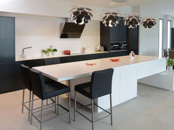 Đá ốp bàn bếp có ưu điểm sáng bóng, mịn nhẵn giúp các mẹ tiết kiệm được thời gian và công sức khi lau chùi.