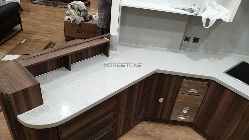 Tủ bếp gỗ tự nhiên cung cấp cho không gian nấu ăn của gia đình sự tiện nghi và thiết kế ấn tượng của nó làm cho nó trở thành sự lựa chọn ưu tiên hàng đầu của khách hàng.